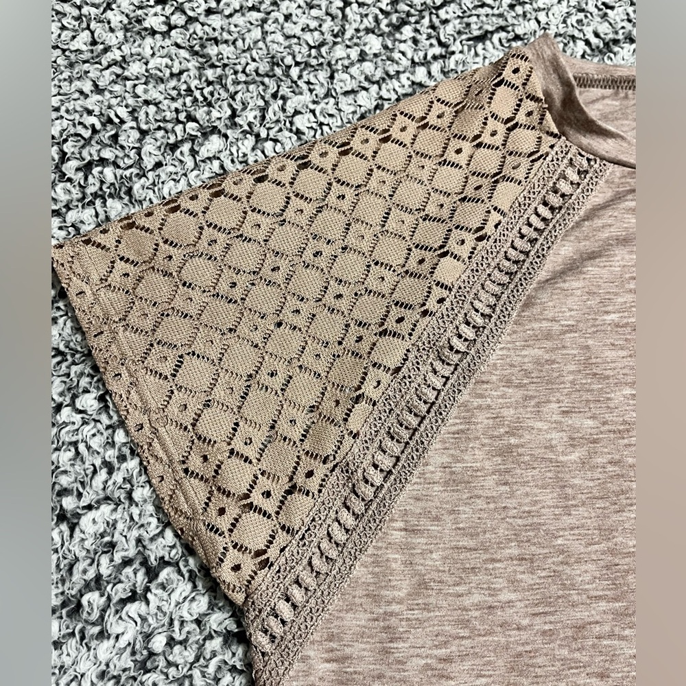 Women’s t-shirt with lace sleeves - Picture 3 of 8